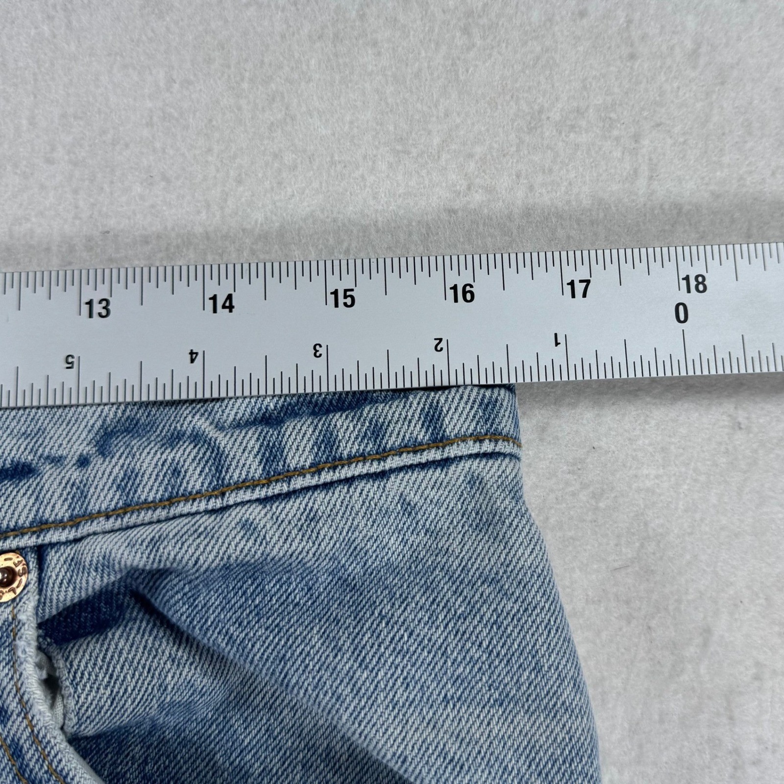 Vintage Levis 550 Relaxed Fit Tapered Leg Jeans Light Wash Denim 15 LNG Canada