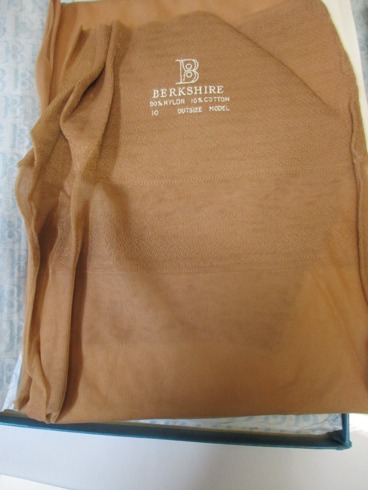 1 PR VINTAGE BERKSHIRE SEAMED OUTSIZE FULL FASH SHEER NYLON STOCKINGS 10 M BEIGE
