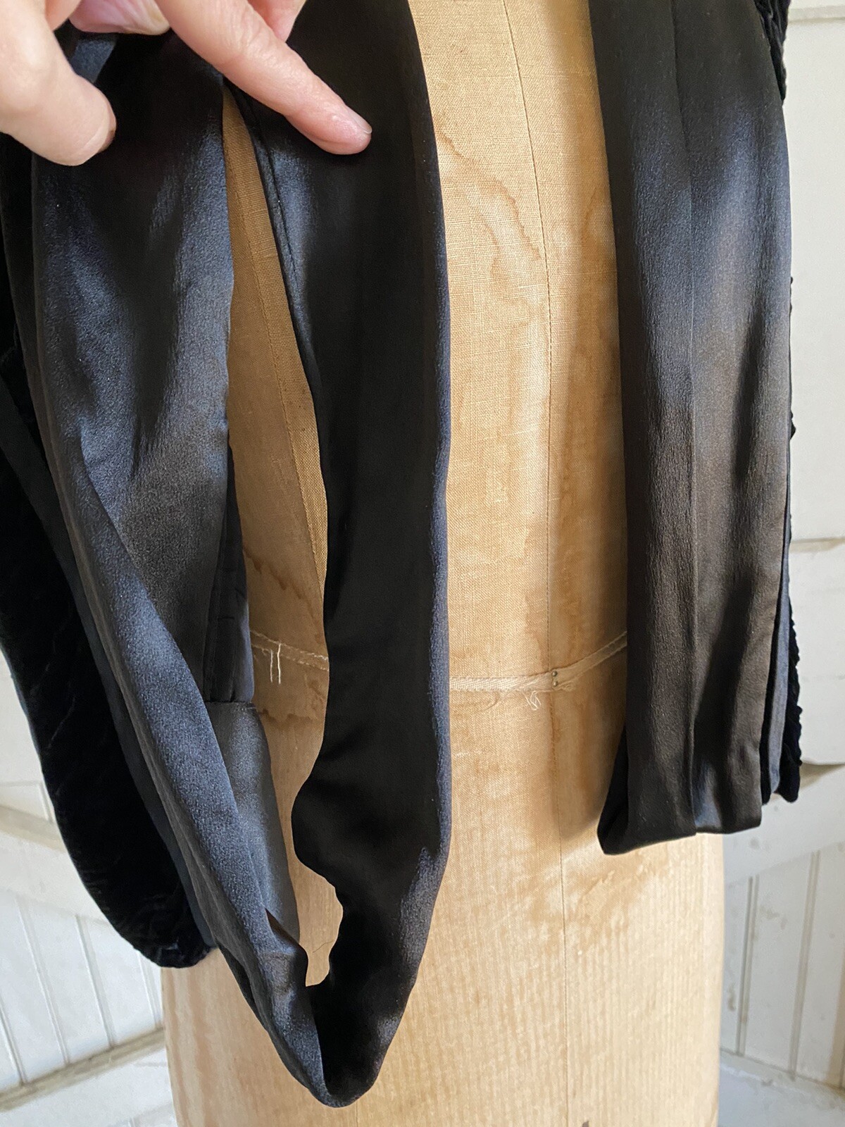 Vintage 1930s Black Silk Velvet Coffin Pleat Capelet Gothic Evening Cape