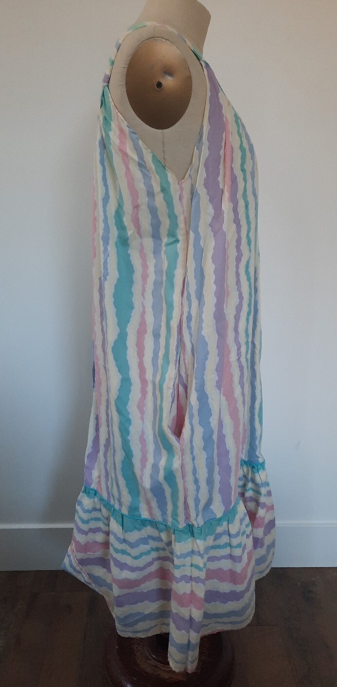 VTG TV Loungers Dress Muumuu Size M Sleeveless V-Neck Below Knee Ruffle Pocket