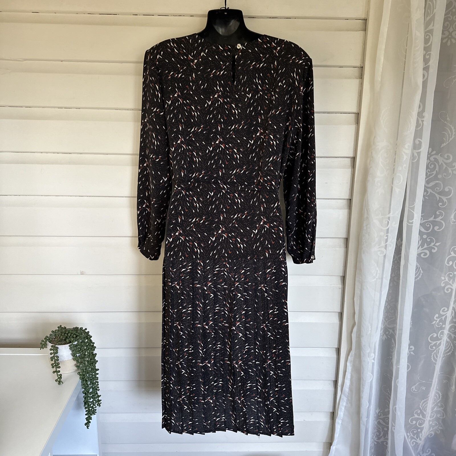 Belle Aire Vintage Woman’s Dress Size L Black Pleated Long Sleeve Shoulder Pads