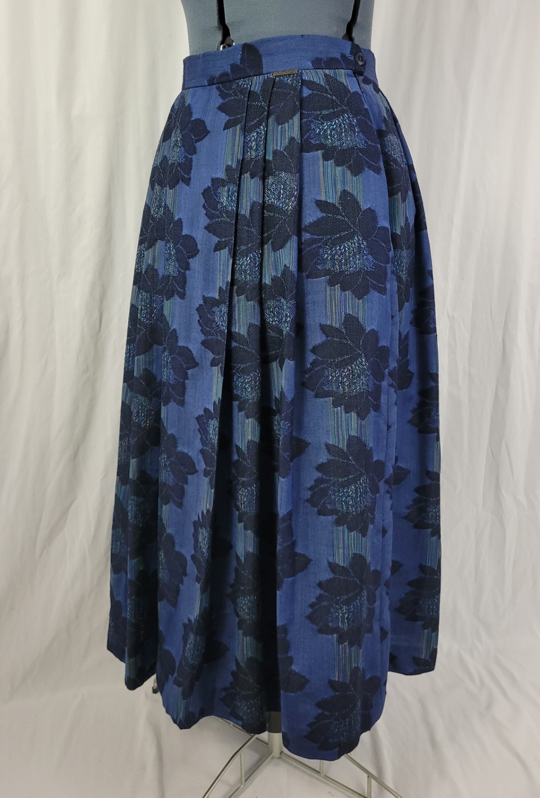 Vintage Geiger 100% Wool Blue Pleated Skirt w Black Flowers Size 40 (US Med)