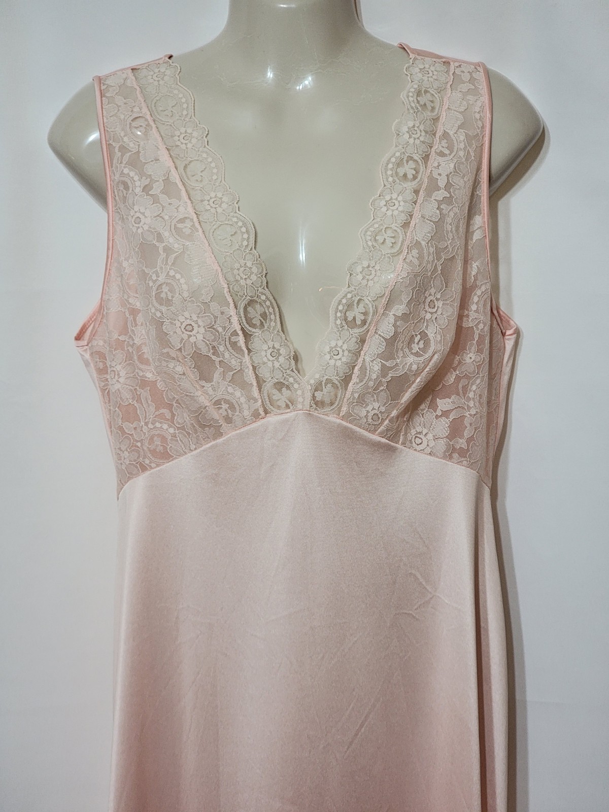 VINTAGE JOLIE TWO LONG PINK NYLON NIGHTGOWN LACE BODICE MED JCPENNEY USA MADE