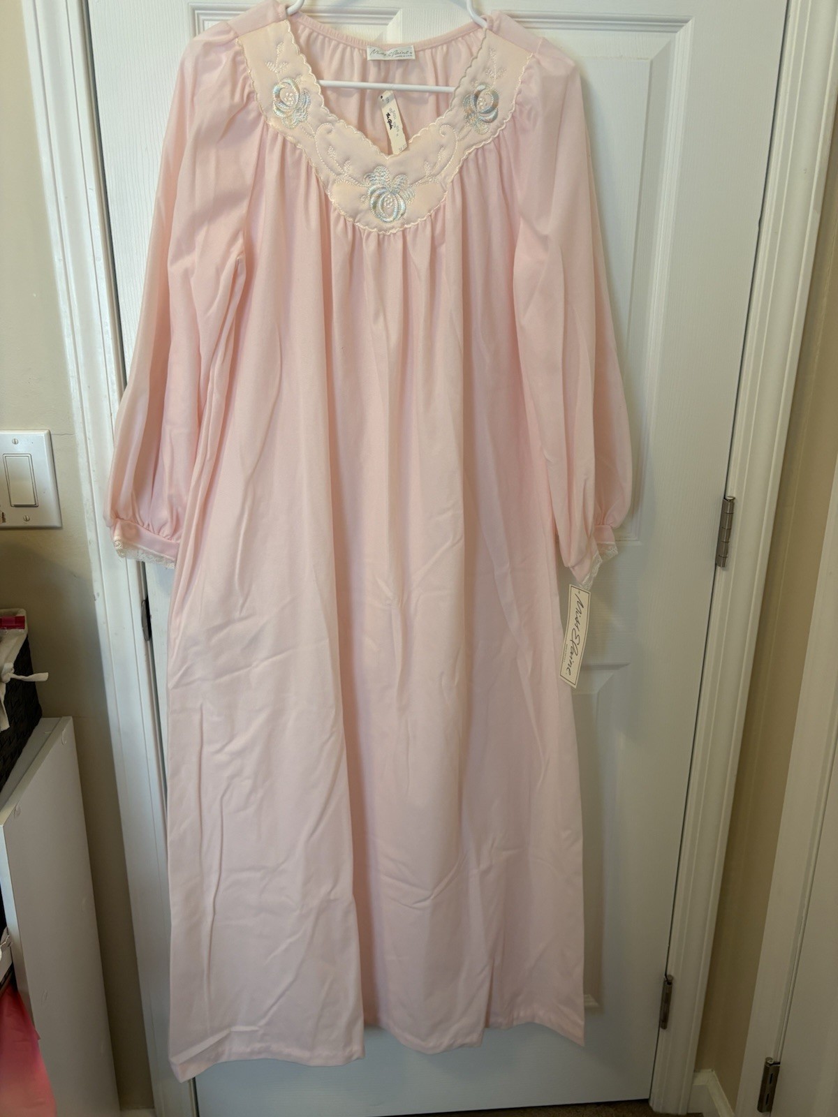 VTG Miss Elaine Nightgown With Floral Embroidery Sleeved Lace Trim Sz MED NEW!
