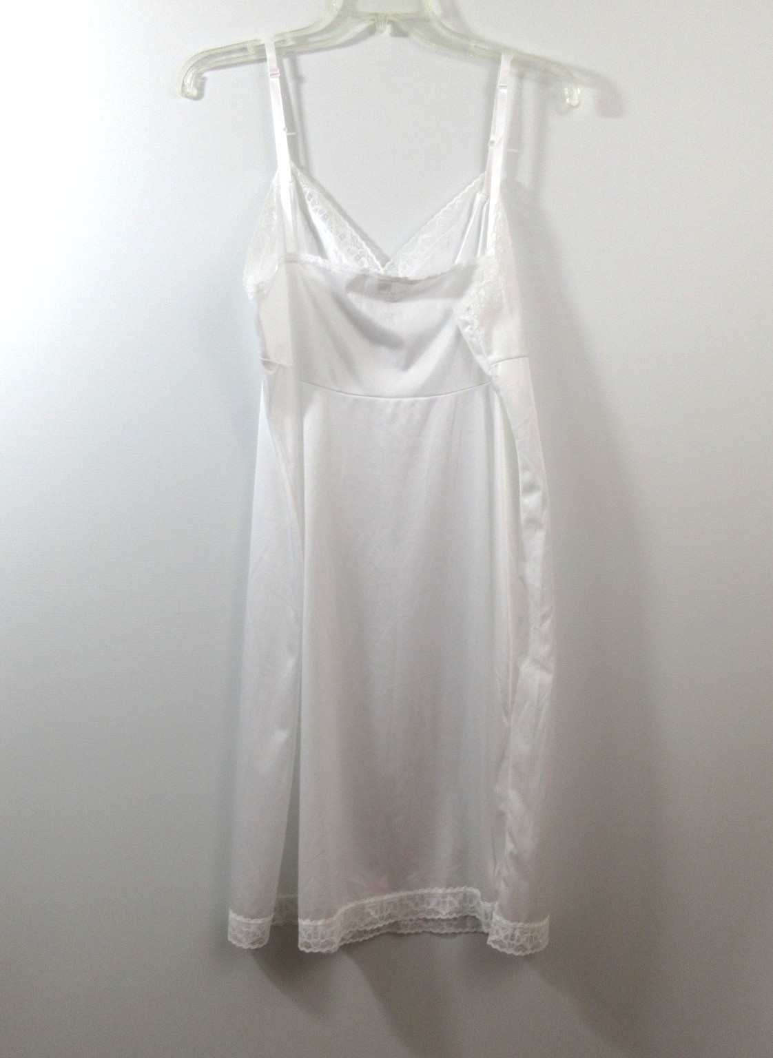 Vanity Fair Full Slip Sz 40 White 100% Nylon Lace Trim Adjustable Straps NOS VTG