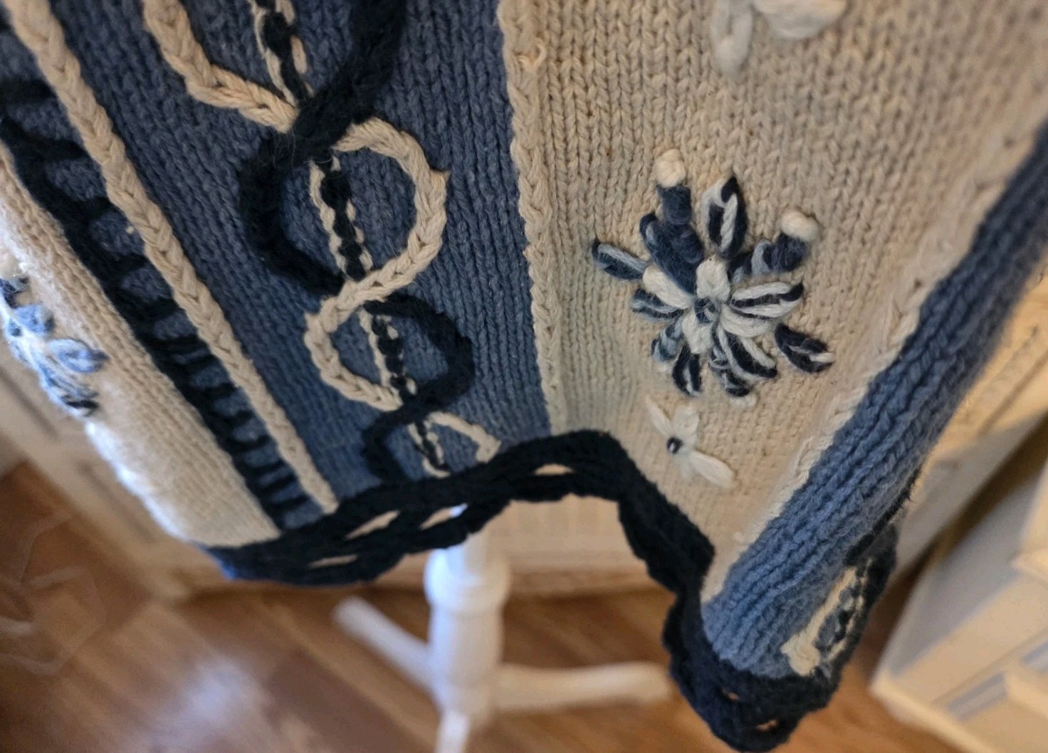 Womens Pullover Embroidered Vintage Scalloped Blue Ivory Sz Med Timeless