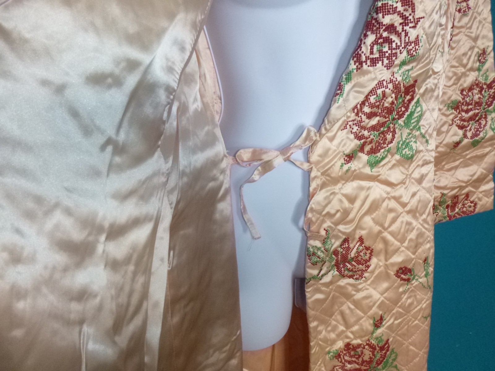 Vtg 1940s Dressing Gown / Robe Peach Quilted Satin FLOCKED Roses Wrap Style Sz M
