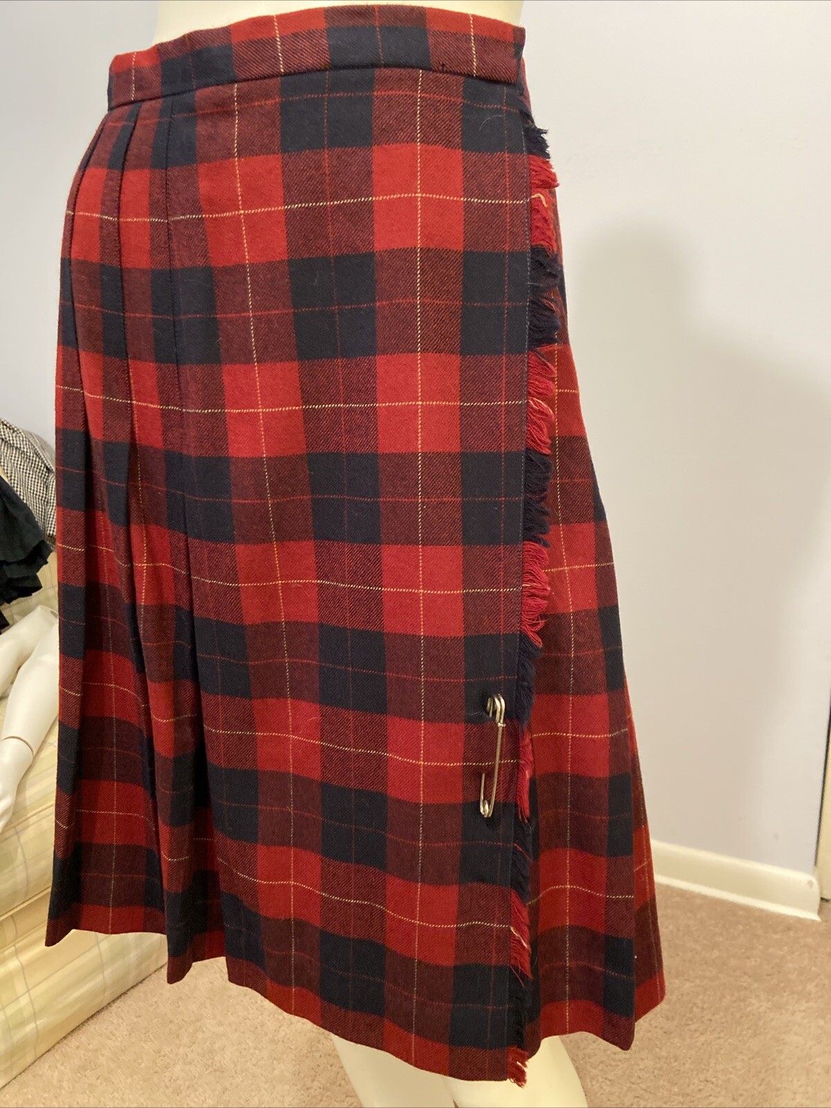 David Brooks Ltd Vintage Wool Red & Black Plaid Pleated Wrap Skirt fringe, Sz 6