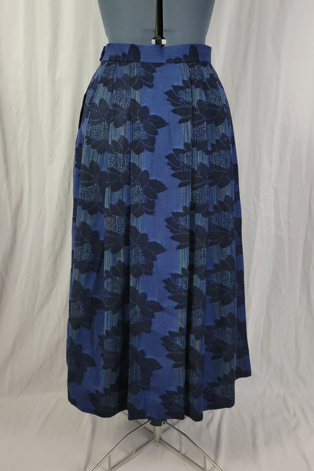 Vintage Geiger 100% Wool Blue Pleated Skirt w Black Flowers Size 40 (US Med)
