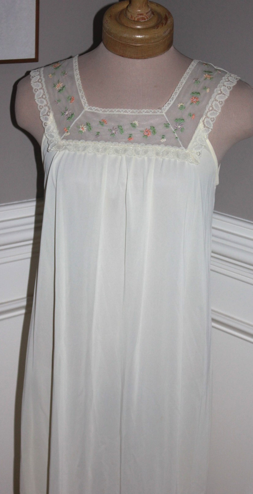 Vintage pale yellow Nylon Lace trim flowers long Nightgown 32 34 Small JC Penney