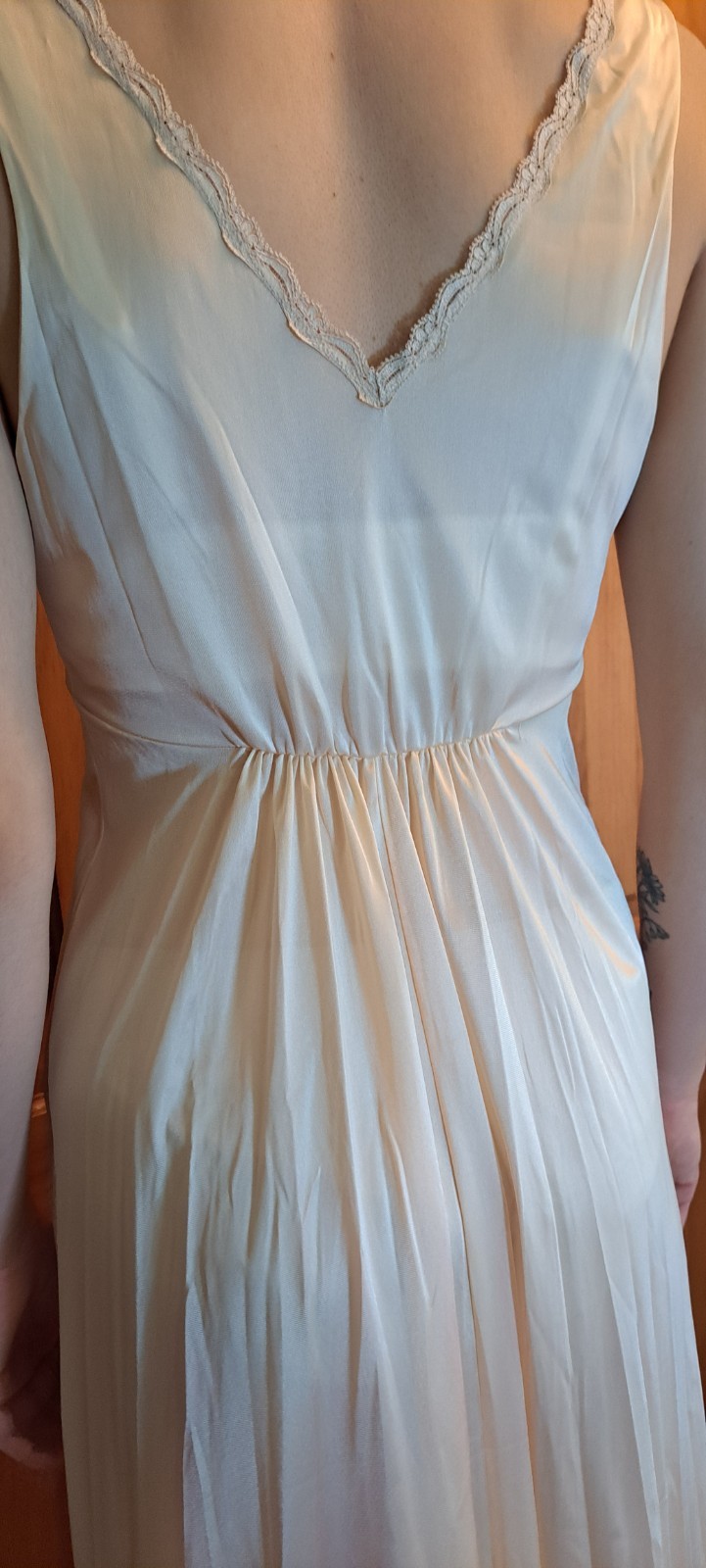 Vtg Vanity Fair Long Nightgown V Neck Buttercream Beige Sml 32 V Neck