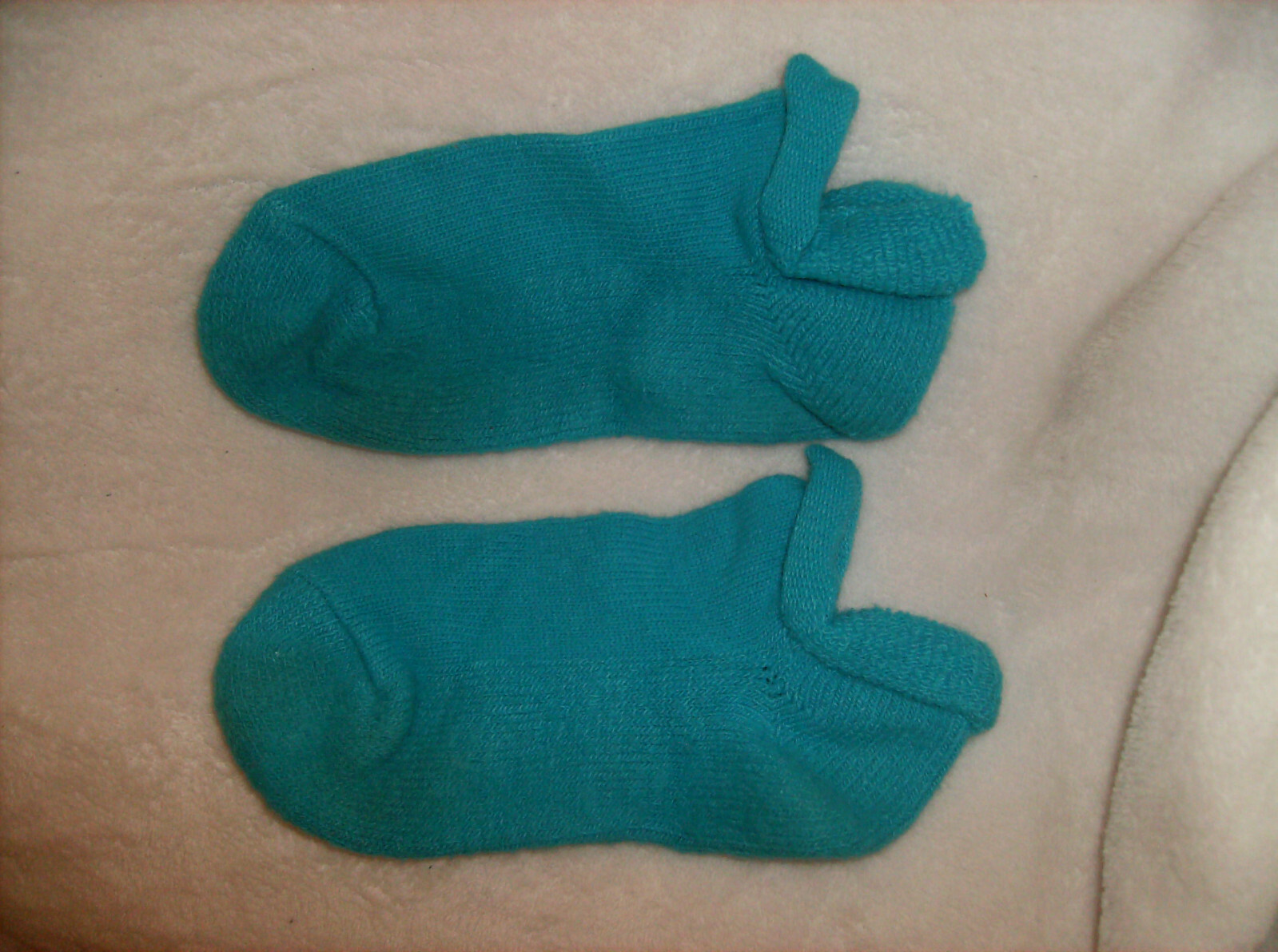 NEW BOOTIES PURPLE KNIT WITH POM POMS VTG SOCKS SLIPPERS FOOTSIES 9-11 ONE SIZE