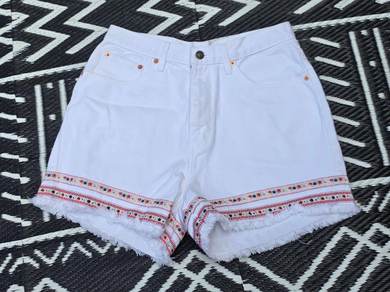 Vintage Denim Jean Shorts JORDACHE white floral fringe 13/14 1980’s EUC