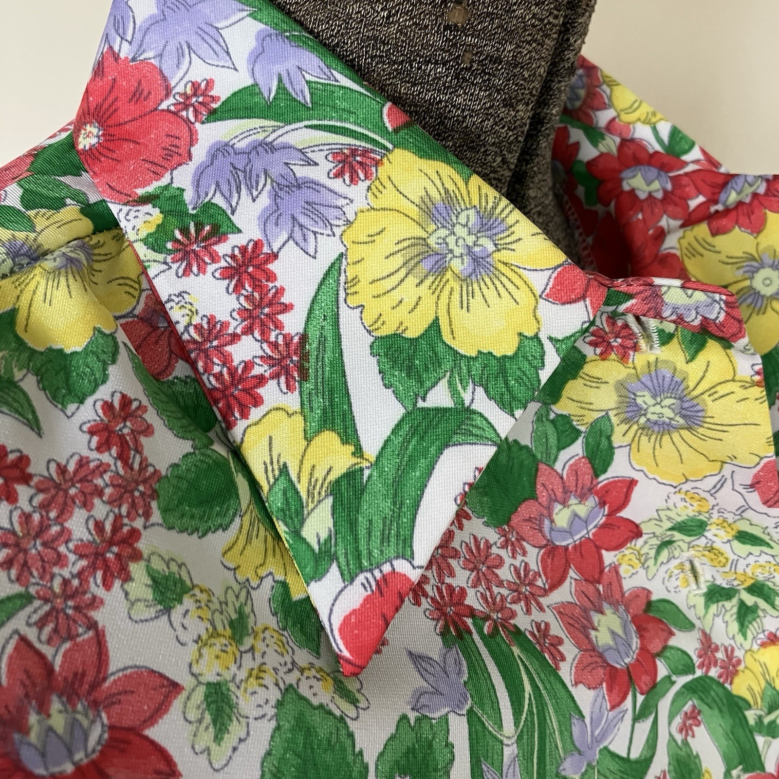 Vintage 60s/70s Mod Floral Button Down Blouse Size Med Women’s Long Sleeve