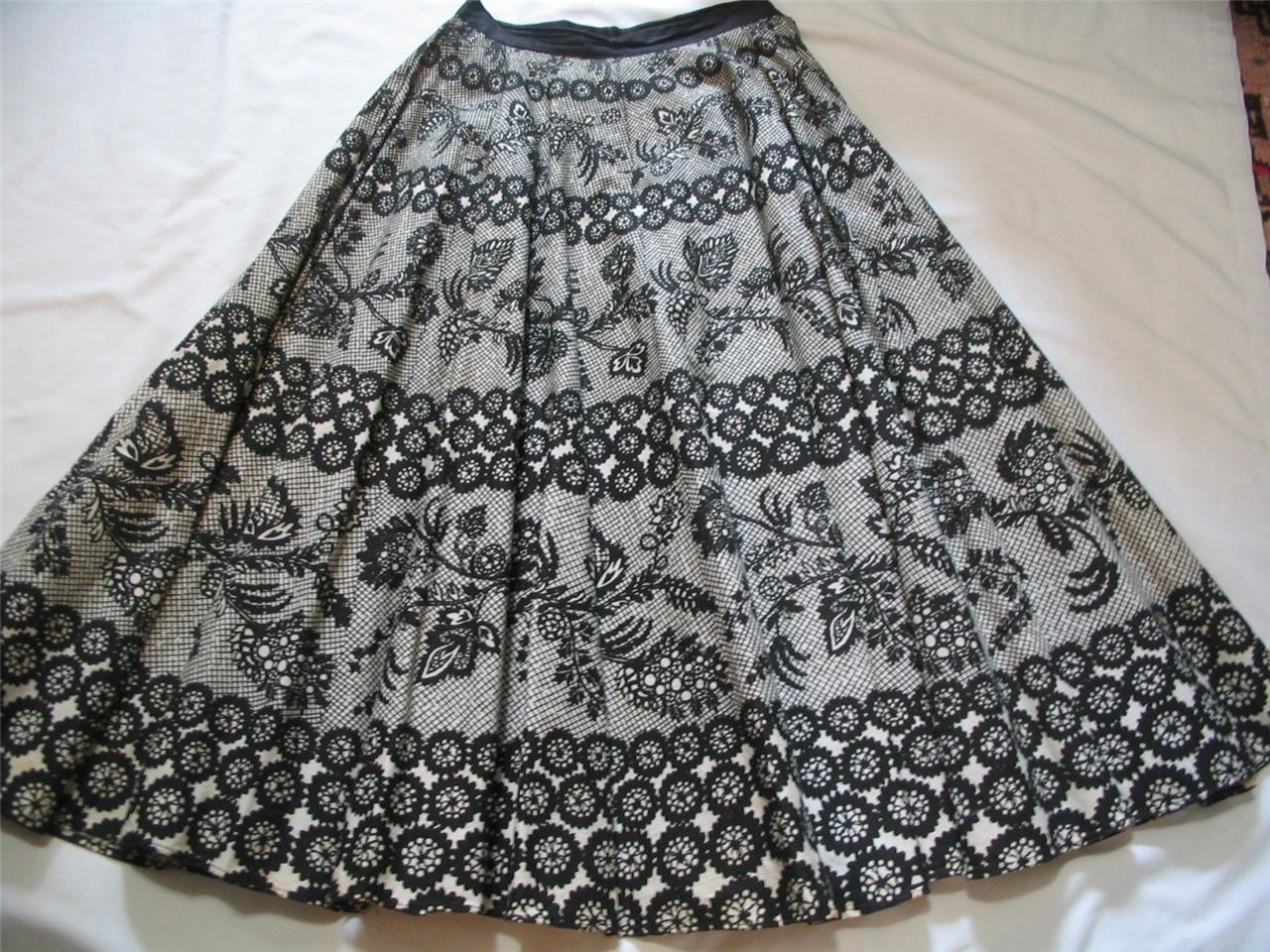 VINTAGE 1950S~BLACK & WHITE CIRCLE SKIRT W INNER CRINOLINE~SM~25″WAIST~196″SWEEP