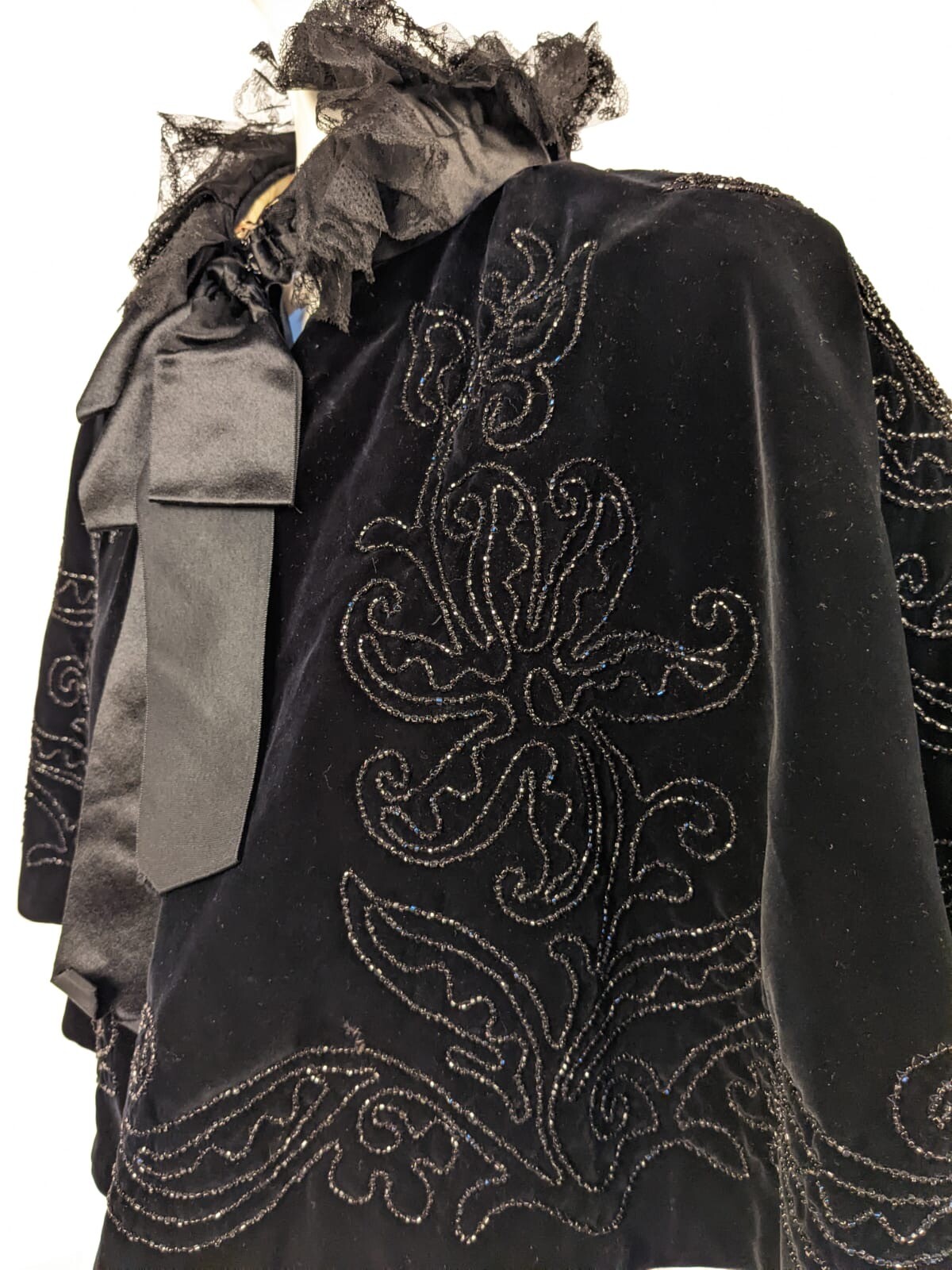 GOTHIC VICTORIAN BLACK SILK VELVET CAPE LACE TRIMMED COLLAR W BEADING