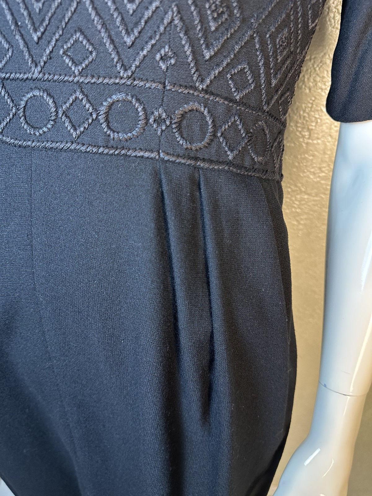 Vintage 1960’s Ladies CARLYE Black Embroidered Wool Short Sleeve Dress SM