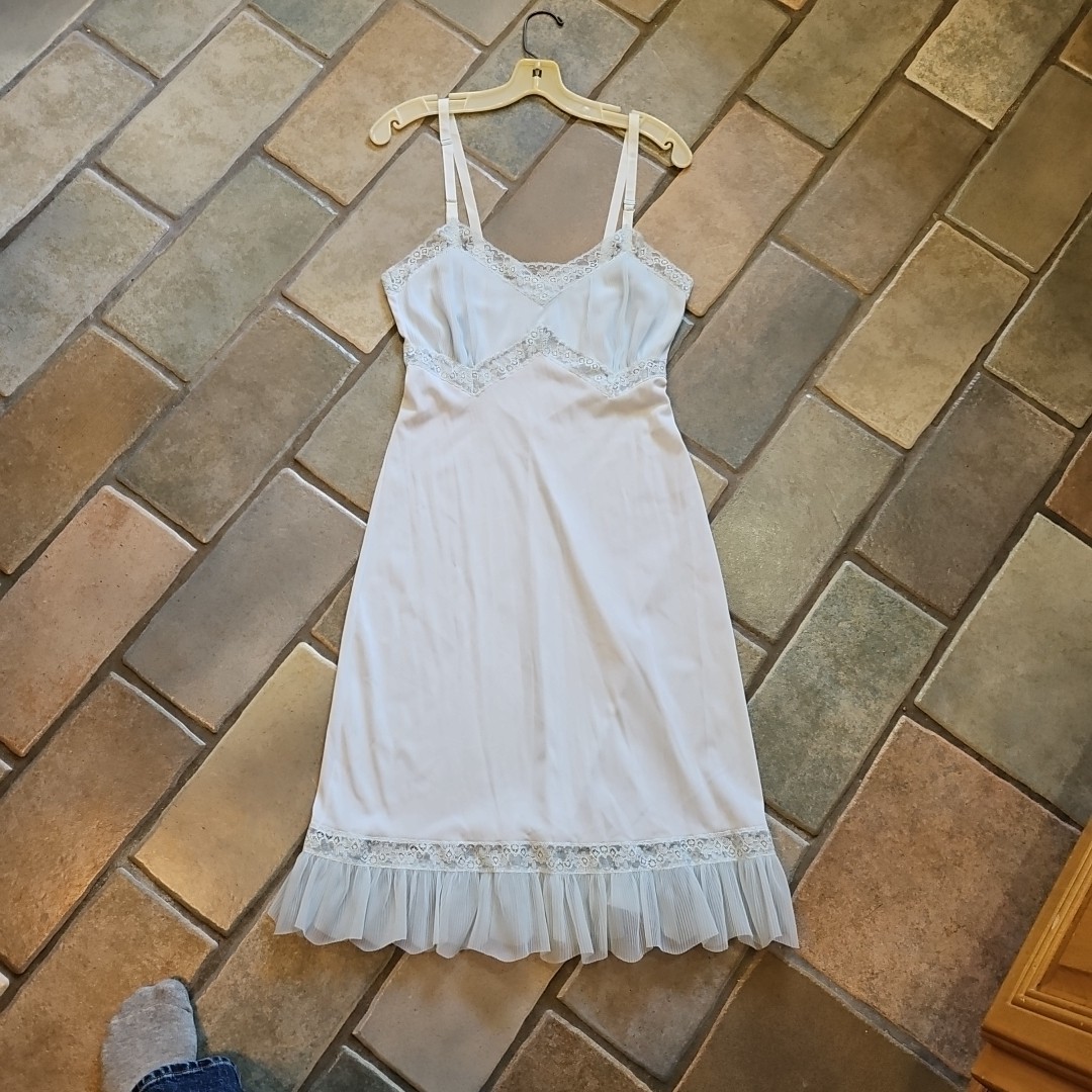 Vtg 50s Evette Baby Blue Full Slip Nightie Crystal Pleating Bodice & Lace 32″