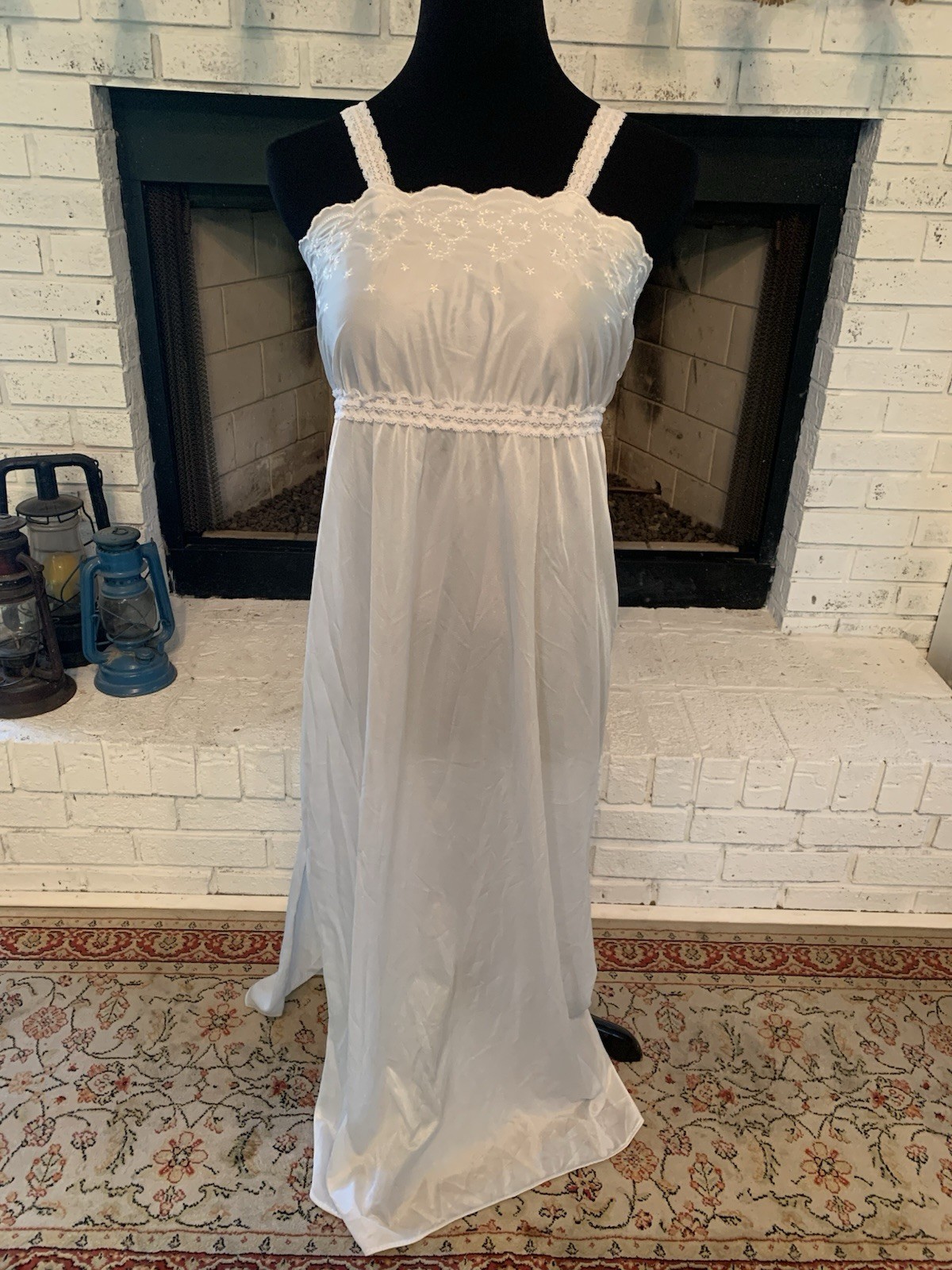 SWEET !! VTG 80’S USA SPOTLIGHT LONG MAXI NIGHTGOWN SZ M BLUE SLITS EMBROIDERED