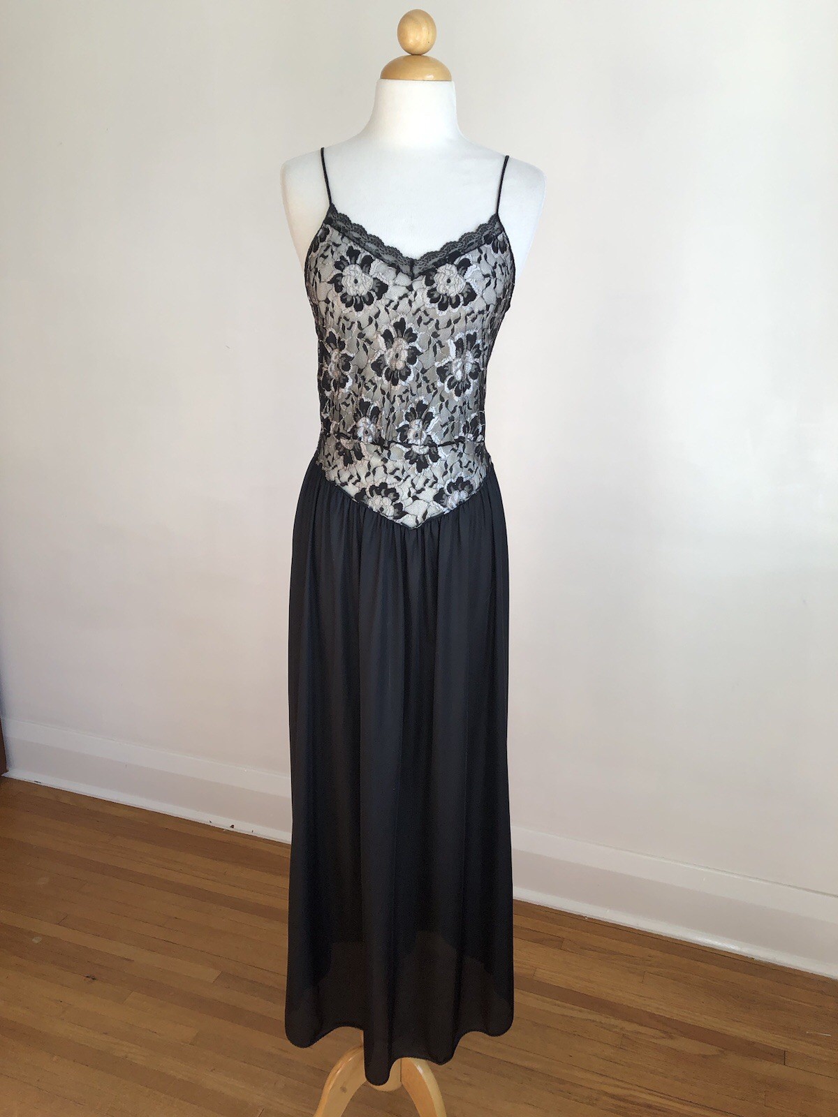 STUNNING VTG UNDERCOVER WEAR Black & White Nylon & Lace Full-length Nightgown S