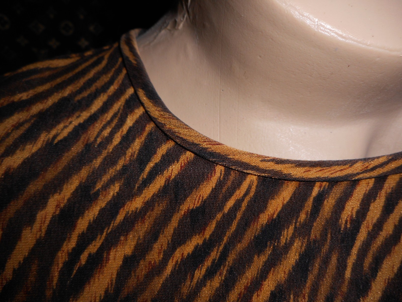USA 10P Silk Blouse 4 Ply Silk Tiger Jewel Neckline L/S Full Button Back NOS