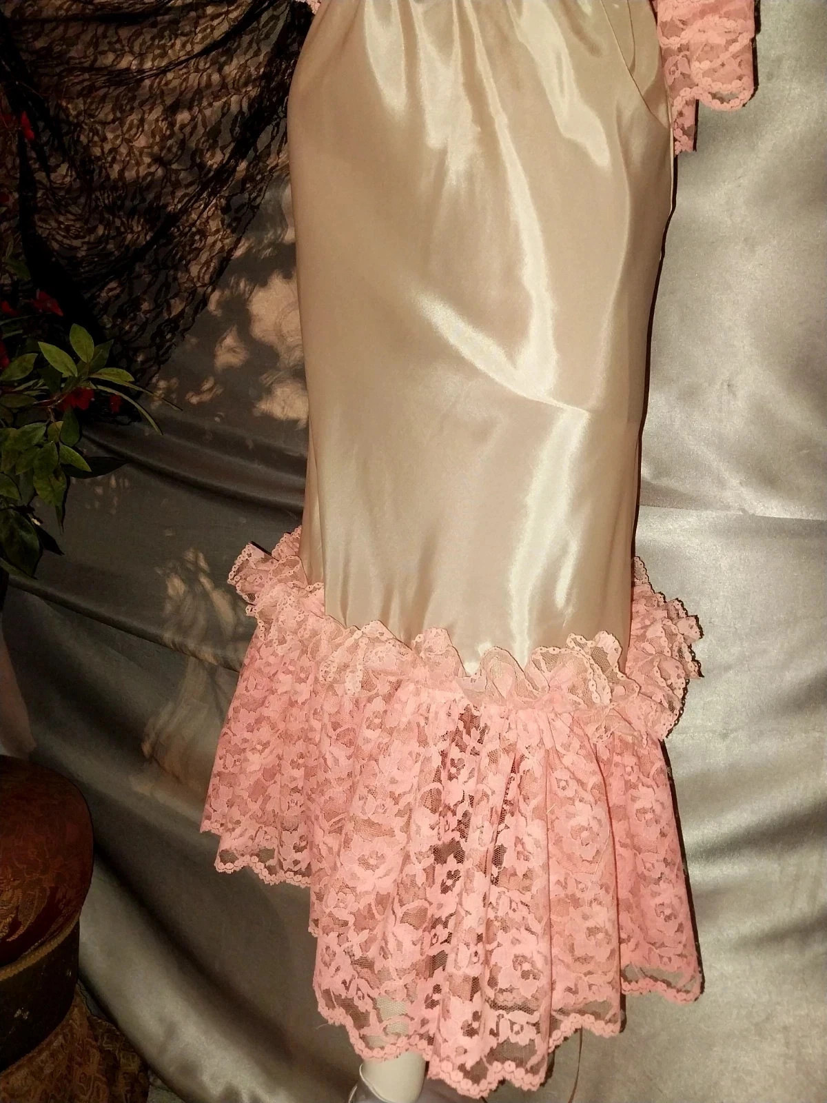 VTG SATIN LIQUID SHINY FARR WEST ESQUE HALF SLIP WIDE RUFFLES LACE PEACH PINK SM