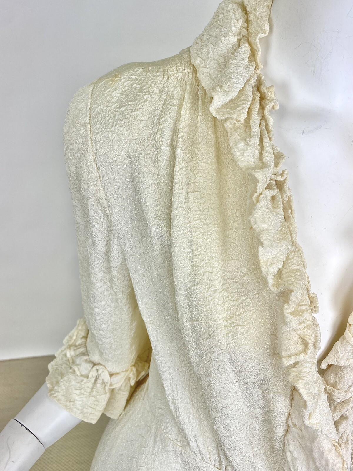 Antique 1930s Pale Cream White Robe Dressing Gown Silk Rayon Ruffles Detail