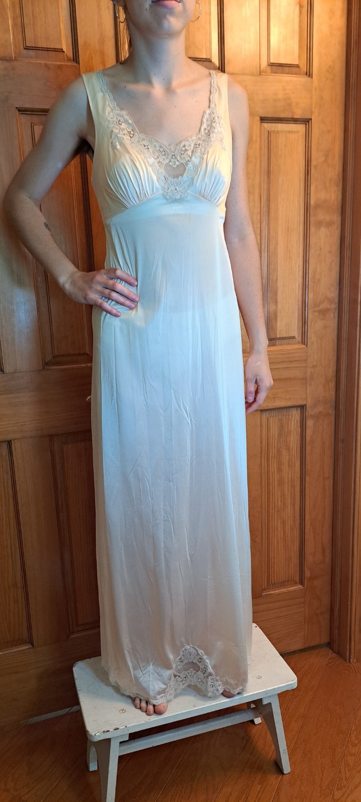 Vtg Vanity Fair Long Nightgown V Neck Buttercream Beige Sml 32 V Neck