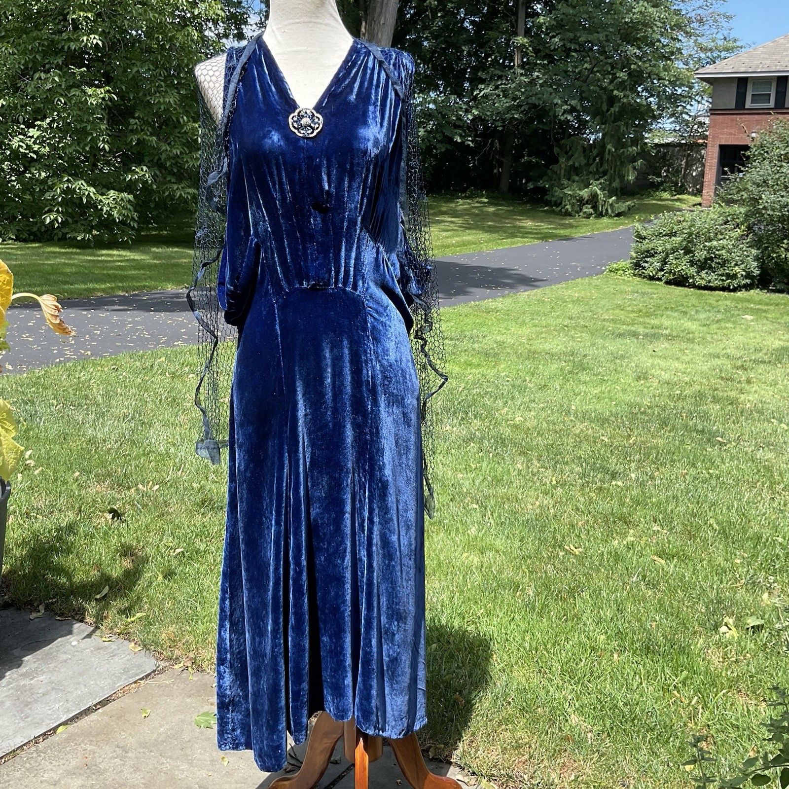 VINTAGE DRESS 20s 30s . VELVET FLAPPER STYLE DRESS/ SPIDERWED CAPELET. JEWELS !
