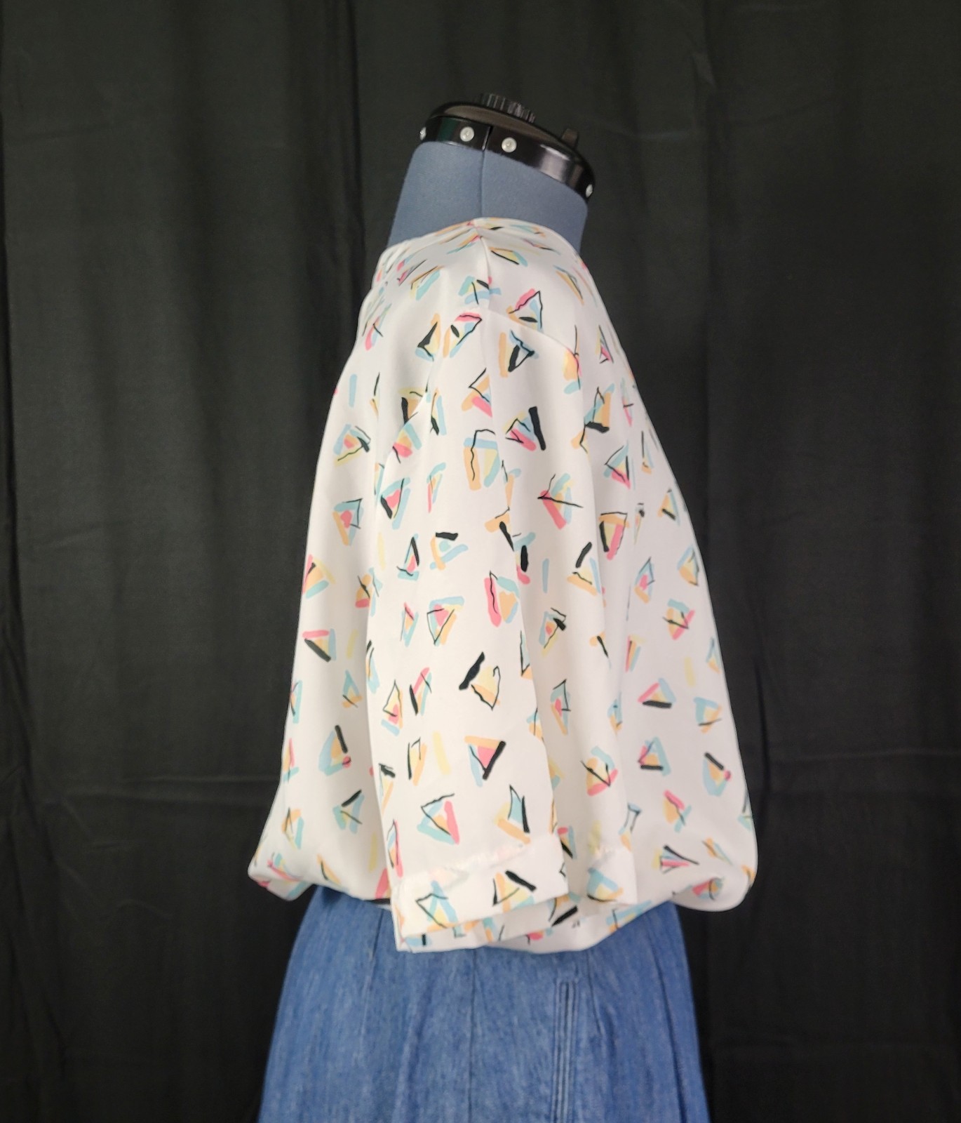 Vintage Alicia S/S Collarless White Blouse w Pastel Triangle Print Size 18