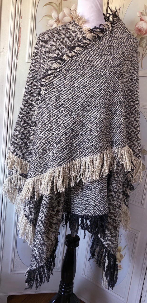 VTG WOOL WOVEN HOUNDSTOOTH IVORY CHARCOAL GRAY-BLACK PONCHO CAPE FRINGED EUC