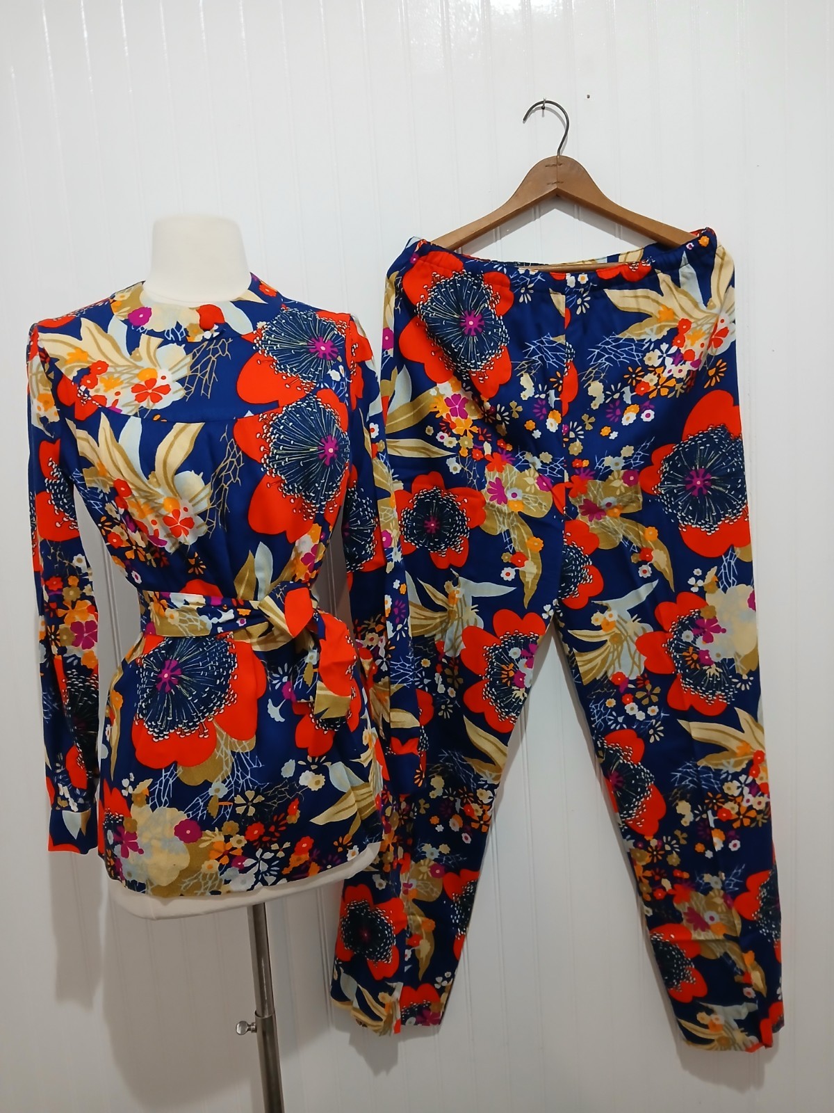 True Vintage 1970’s Ladies 2pc Matching Top Pants Retro Mod Hippie Bright