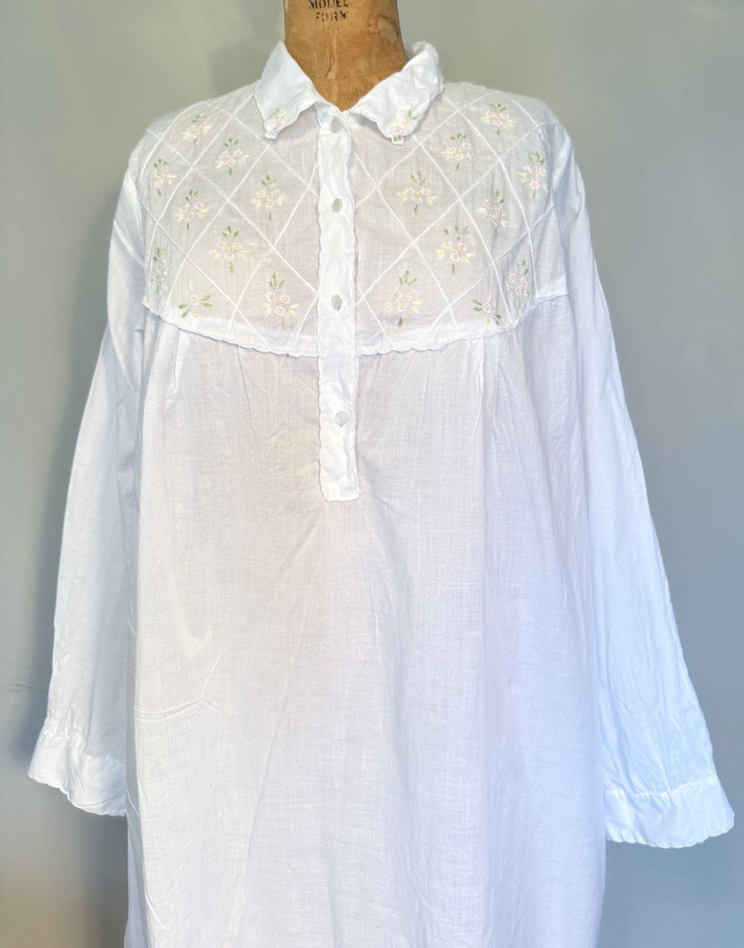 Vintage Women’s European Cotton Long Embroidered Floral White Nightgown M-L
