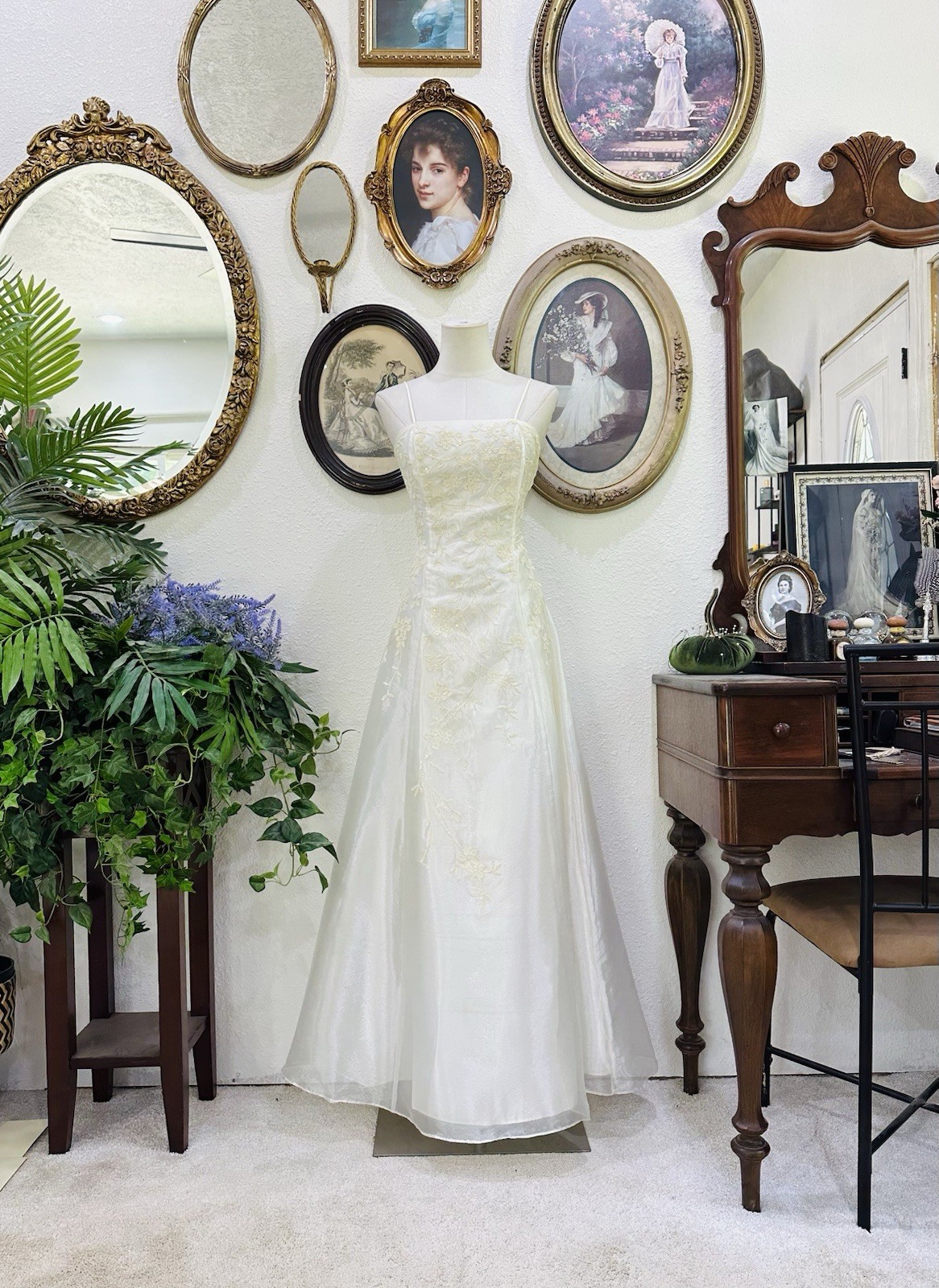 Vintage Kiki Organza Wedding Dress – Embroidered Floral Lace – Lace-Up Back