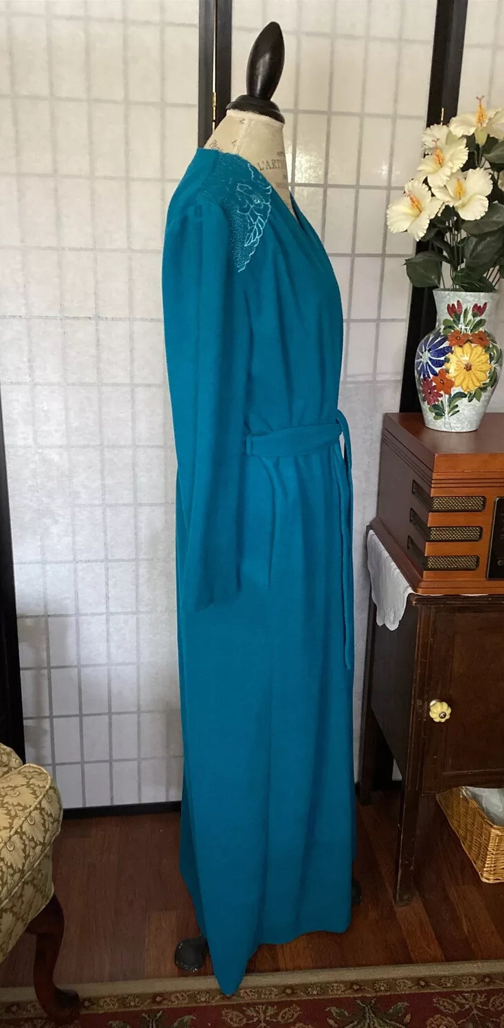 Famous Bodies VTG 60 Union Made Women’s L Appliqué Lo-nap Fleece 57” Bathrobe