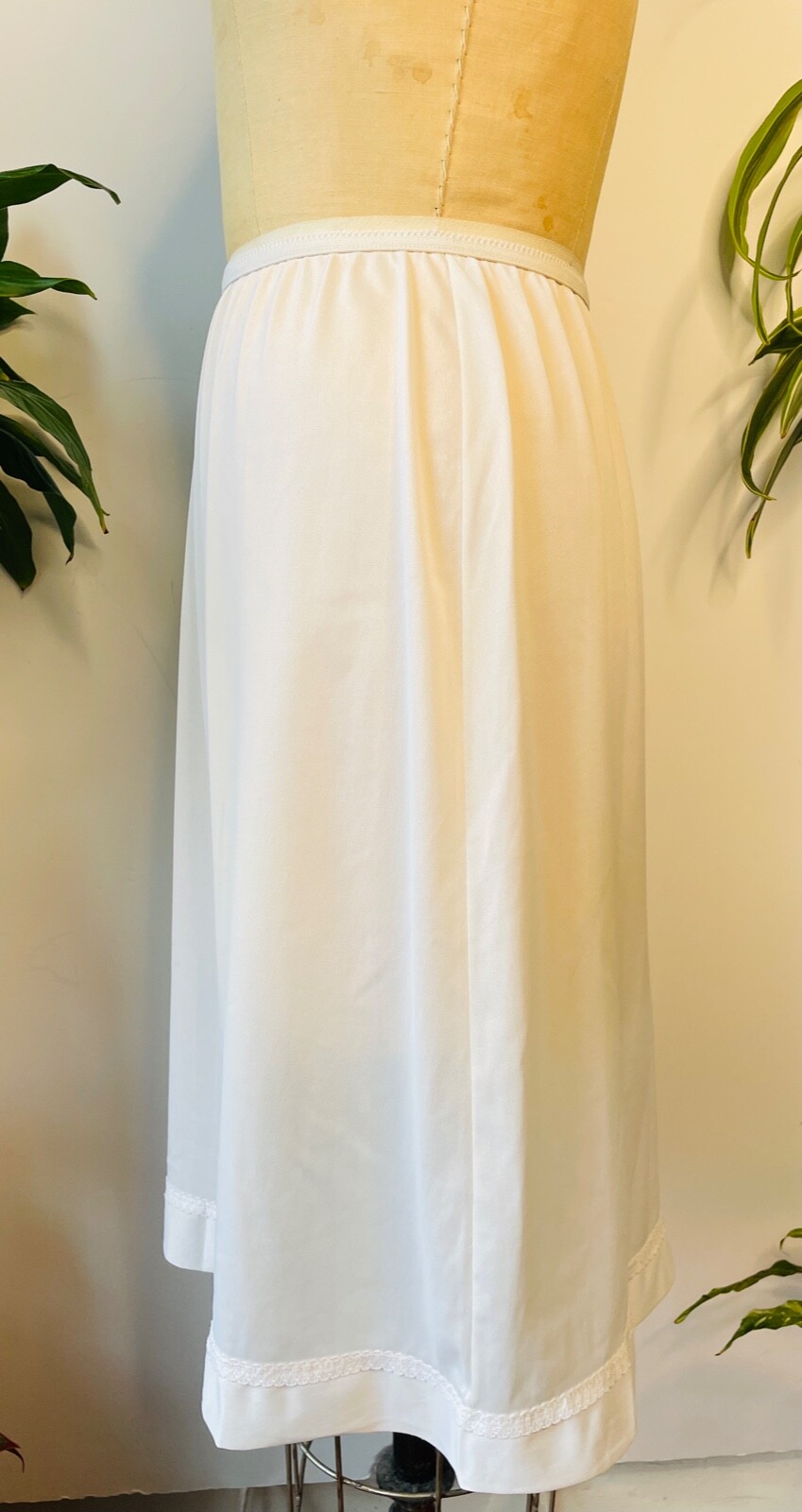 VTG LORRAINE*SOFT WHITE NYLON HALF SLIP SISSY *TALL MEDIUM