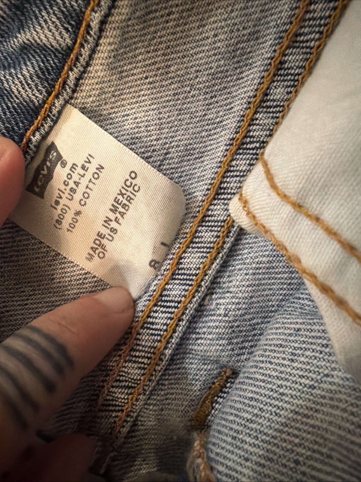 Vintage 2000 Levi’s 550 Women’s Jeans Size 8L Relaxed Tapered Blue Distressed