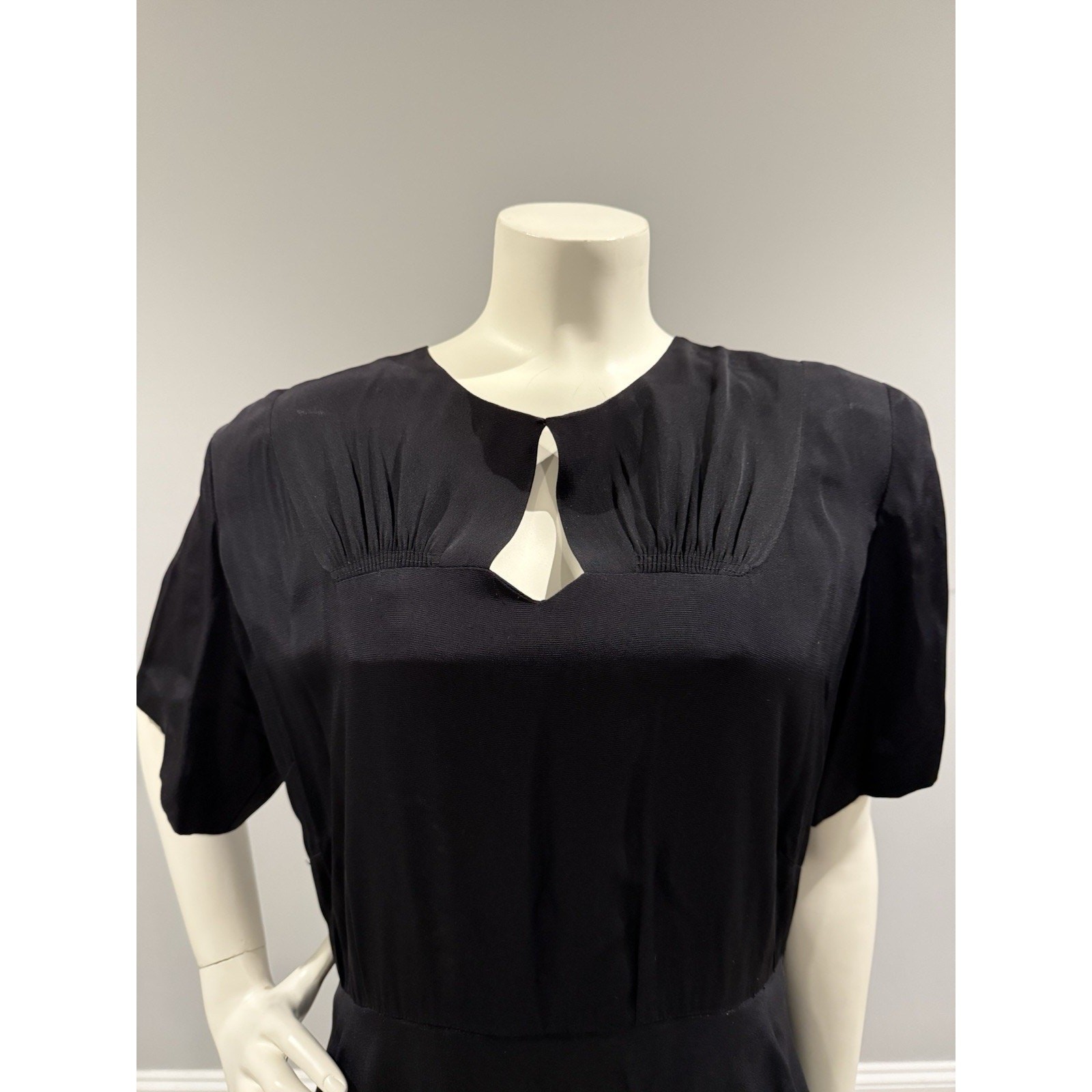 VTG FORM FIT NEW YORK BLACK Embroidered Detail Peplum Keyhole Neckline Dress