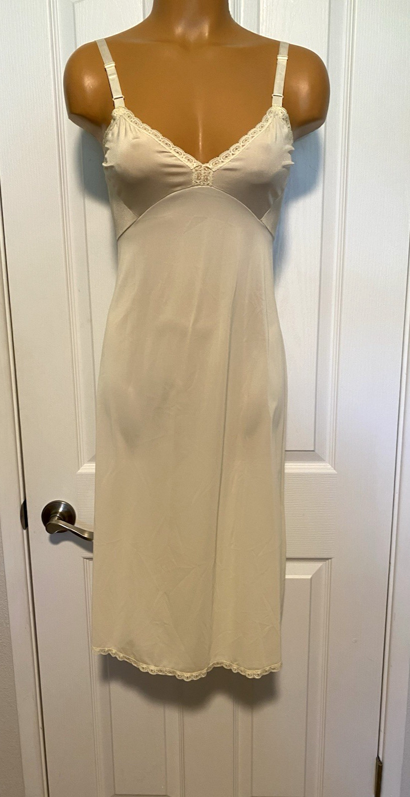 VTG 1960’s SHADOWLINE IVORY W/ SIMPLE LACE TRIM FULL SLIP SZ 32-TALL