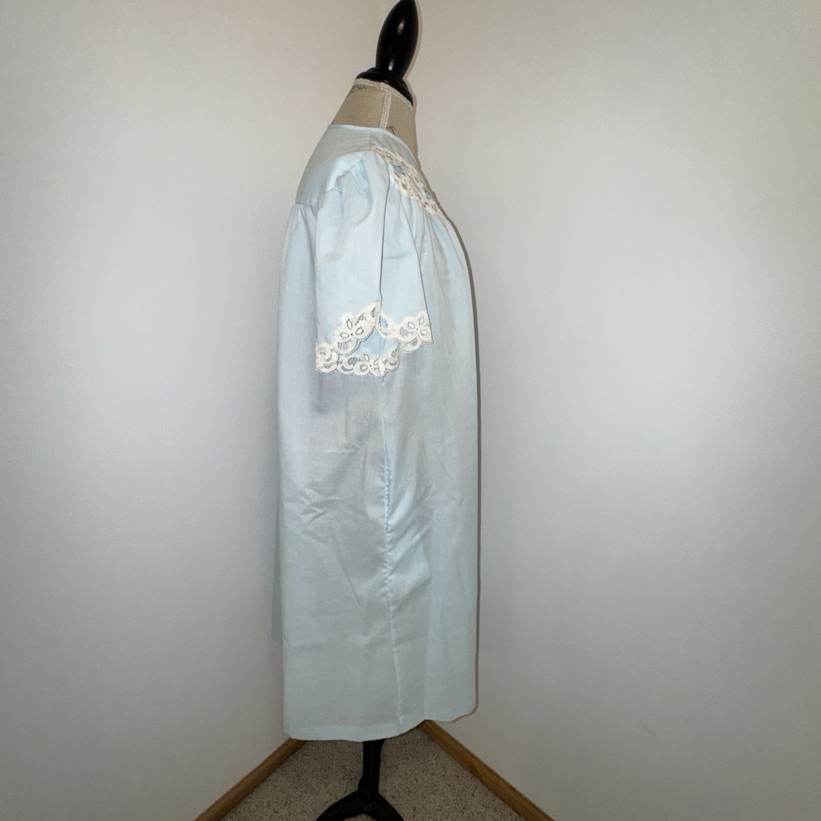 Vintage Light Blue House Coat Robe Lace Embroidery Flowers Pearl Buttons Pockets