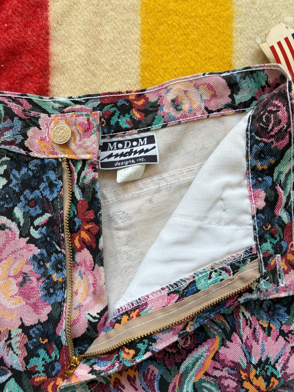 NWT Vintage 80’s Denim Shorts Women’s MDM Designs Colorful Floral Tapestry 28in
