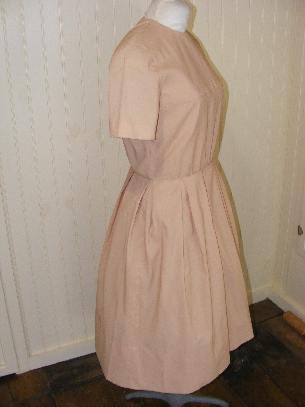 60S DRESS BEIGE NYON CREPE PLEATED SKIRT SHORT SLEEVE VINTAGE CLOTHING 38/30/46″