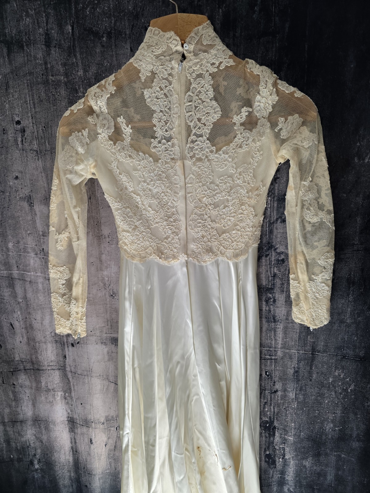 Vintage 1940s Bride Small Slipper Satin & Lace Wedding Dress Cathedral Train 40s