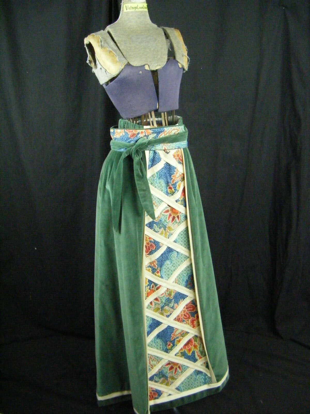 CHESSA DAVIS Vtg 70s Green Velvet Floral Patch Work Skirt & Belt-Waist 24 to 30″