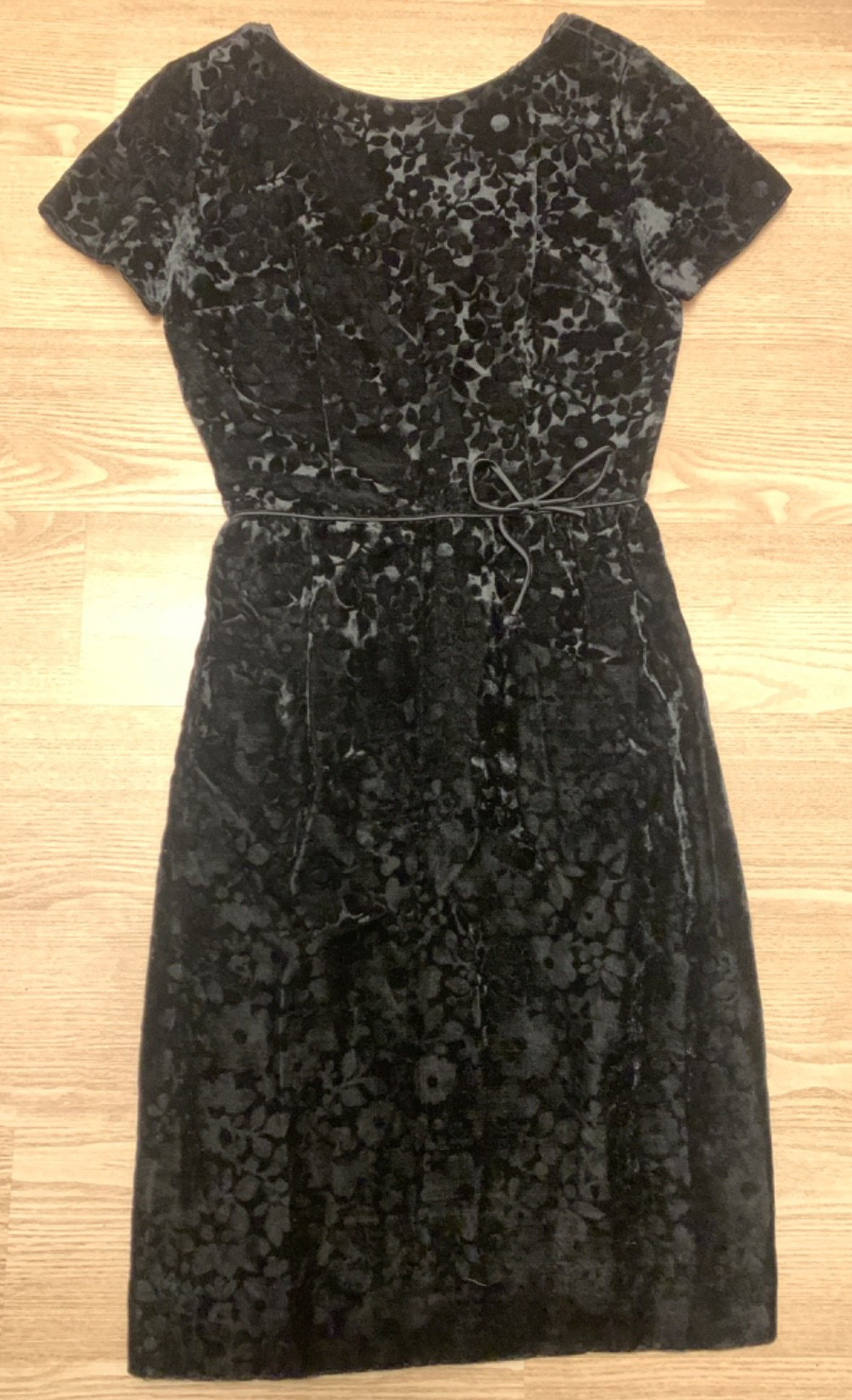 Vintage 1960’s L’Aiglon Black Velvet Floral Cocktail Dress w/ Bow – Size S / 4-6
