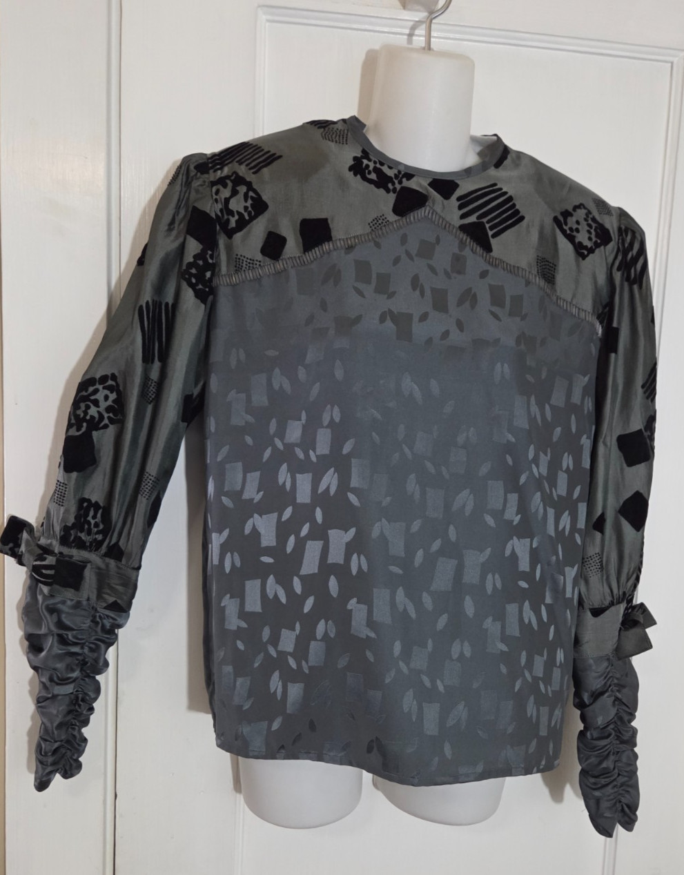 Vtg BELLINO Paris Mode 1980’s Gray Silk BLOUSE, Size 4, Beaded, Shoulder Pads