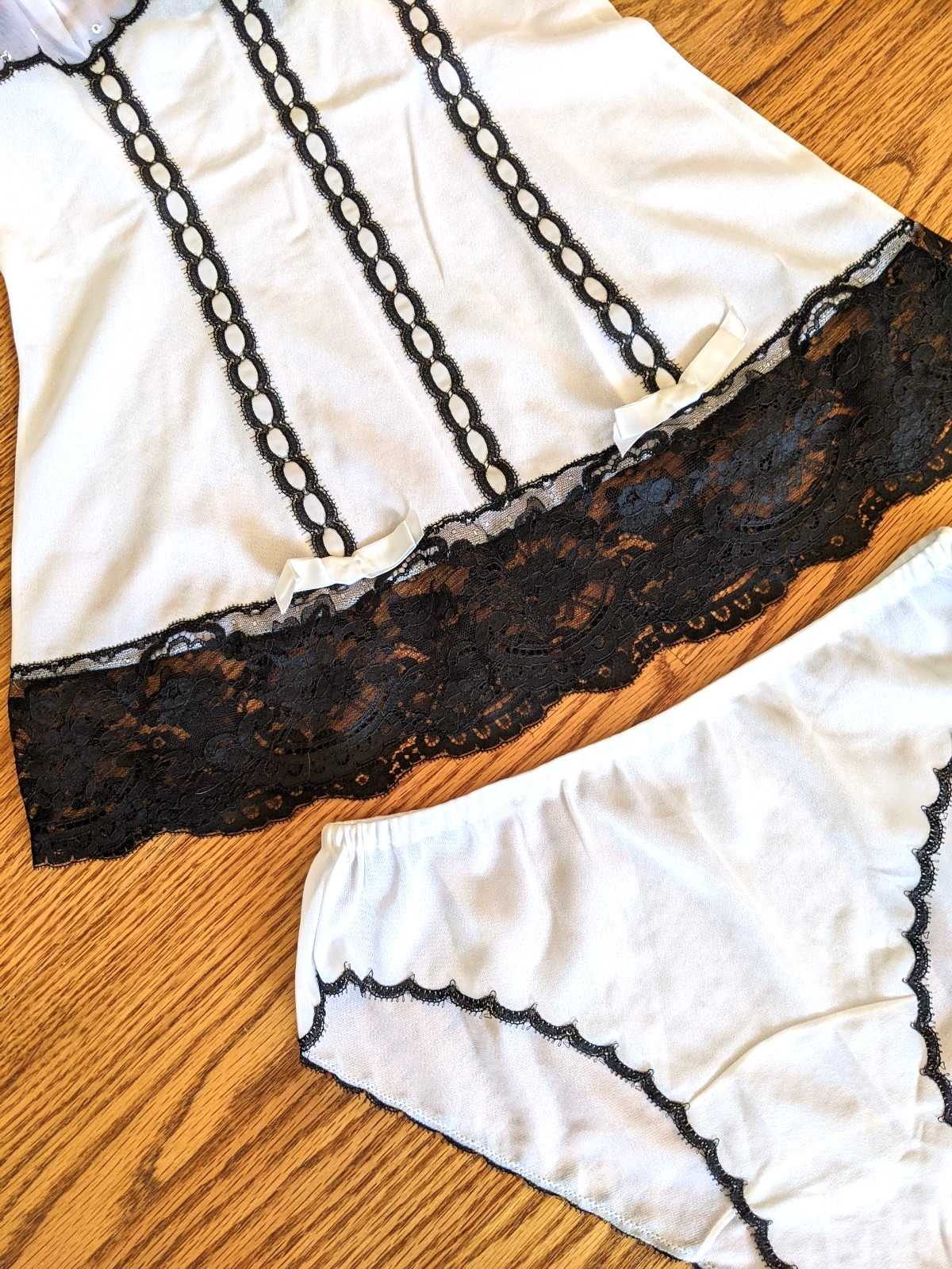 Vintage Hollywood Vassarette Crepelon Nightie and Panty Set NWT Size 32
