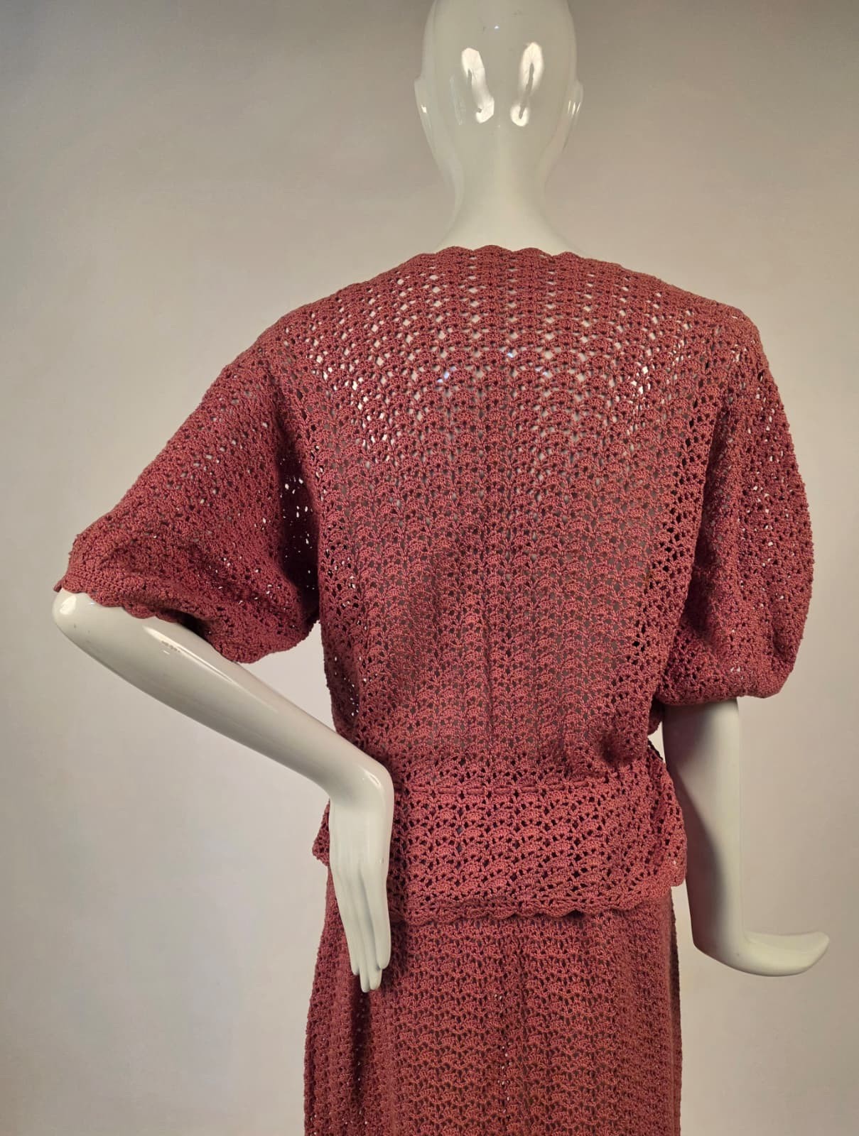 VINTAGE 1940’S ROSE HAND CROCHET DRESS SET W GOLD TONE METAL BUTTON CLOSURE