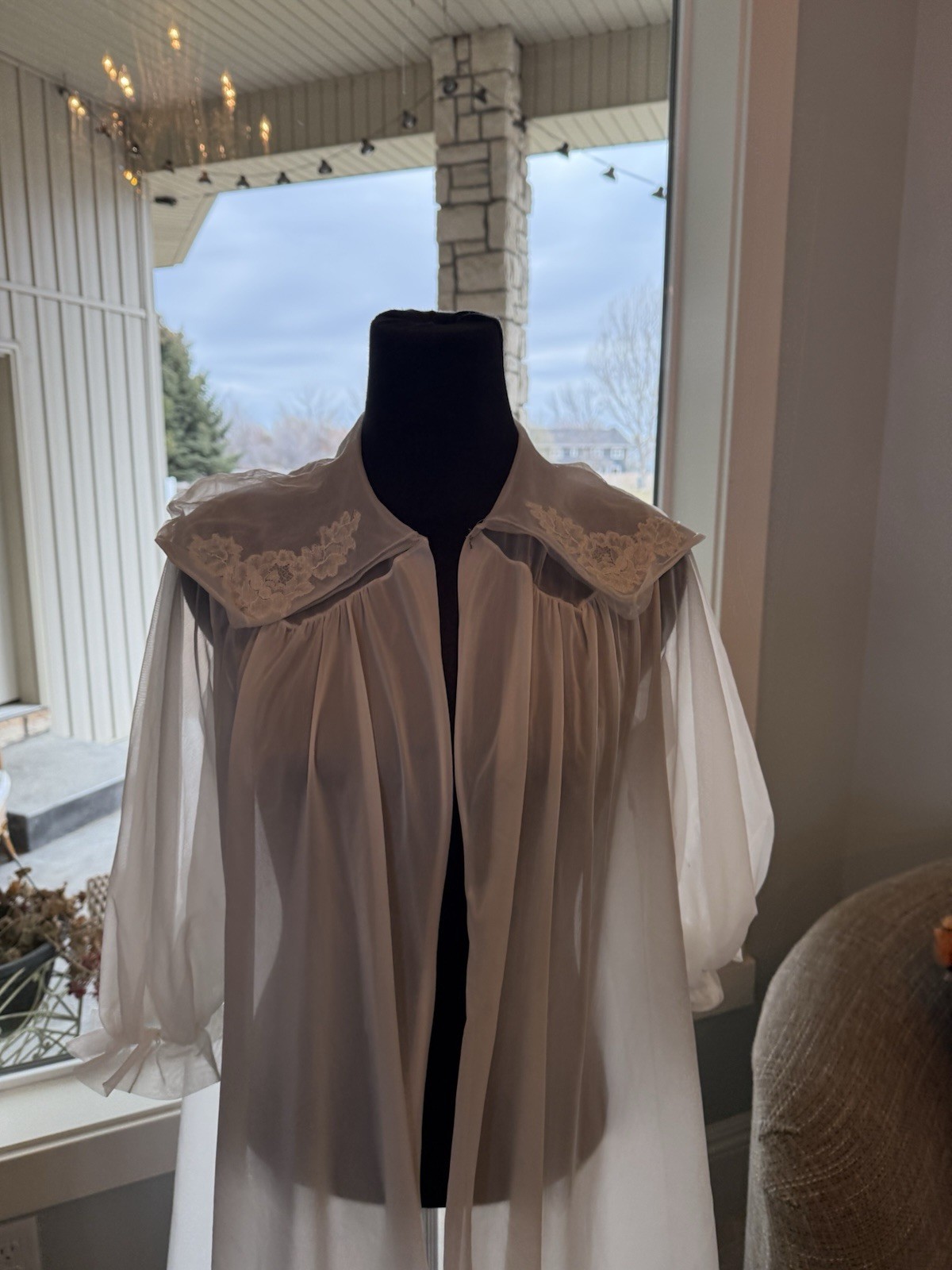 Vintage Vanity fair Ivory Lingerie Robe Sheer 34 Pretty