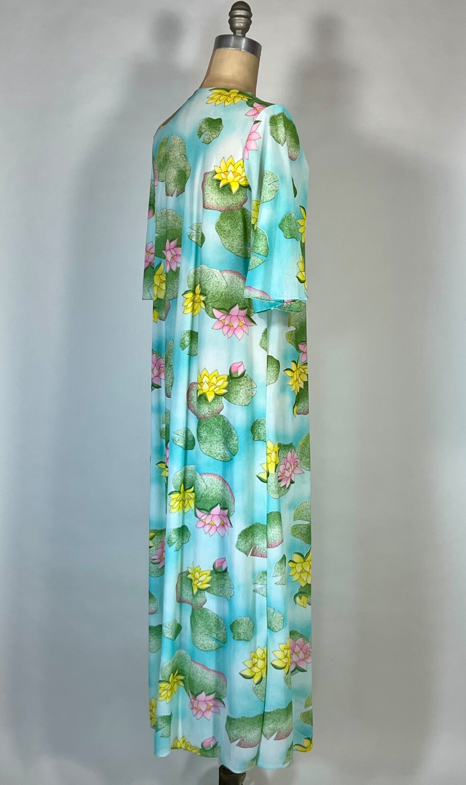 Vintage 1960’s semi-sheer lightweight robe cover-up with lily pad & lilies print